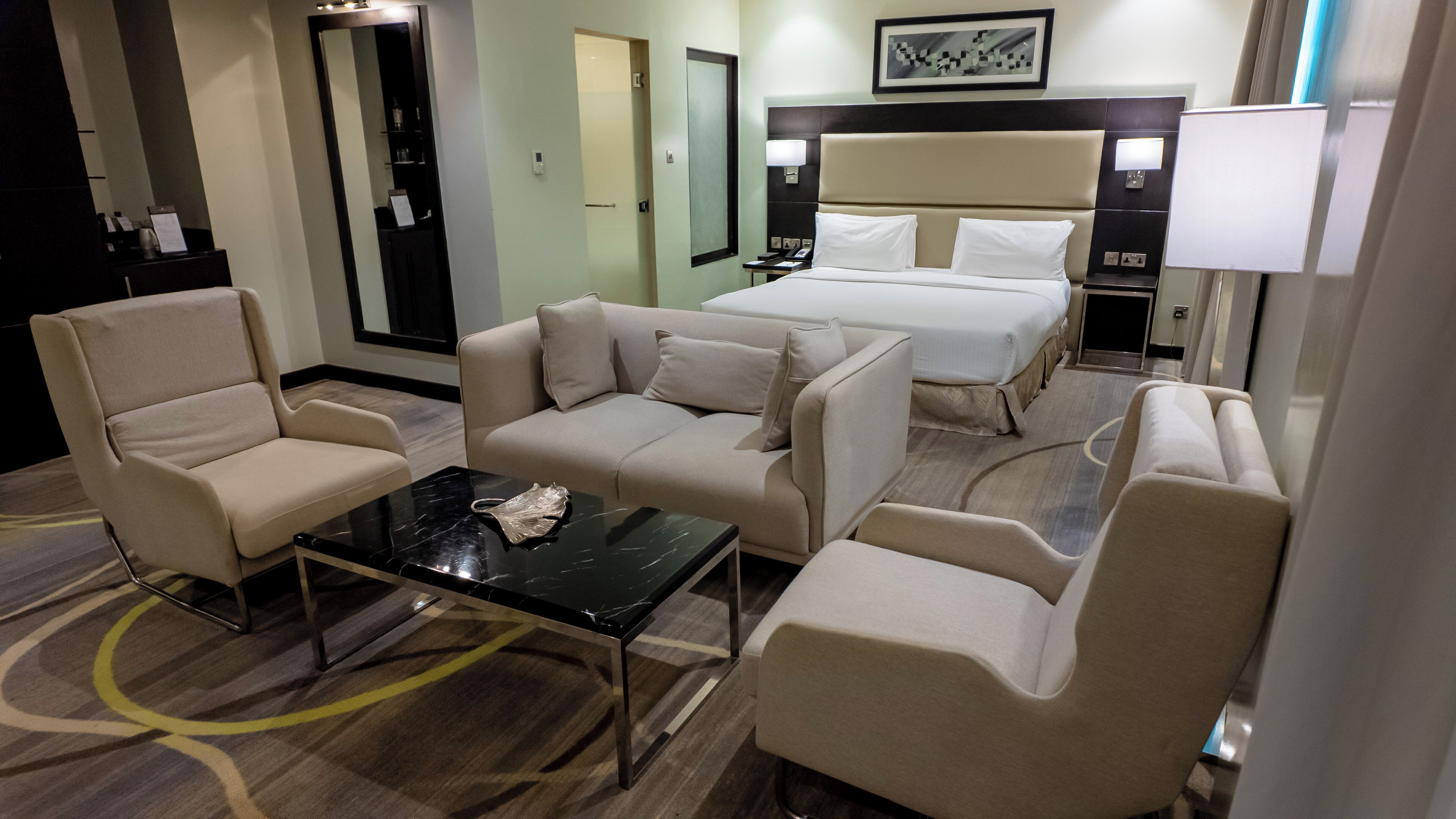 Executive King Room | Minibar, in-room safe, desk, laptop workspace