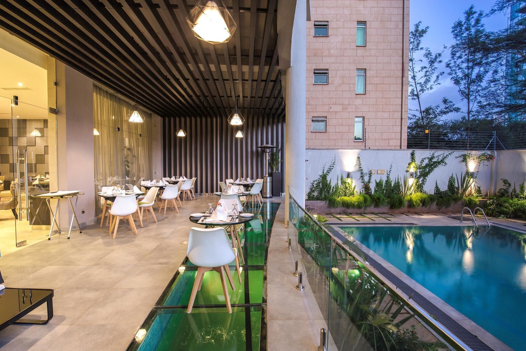 Una piscina al aire libre