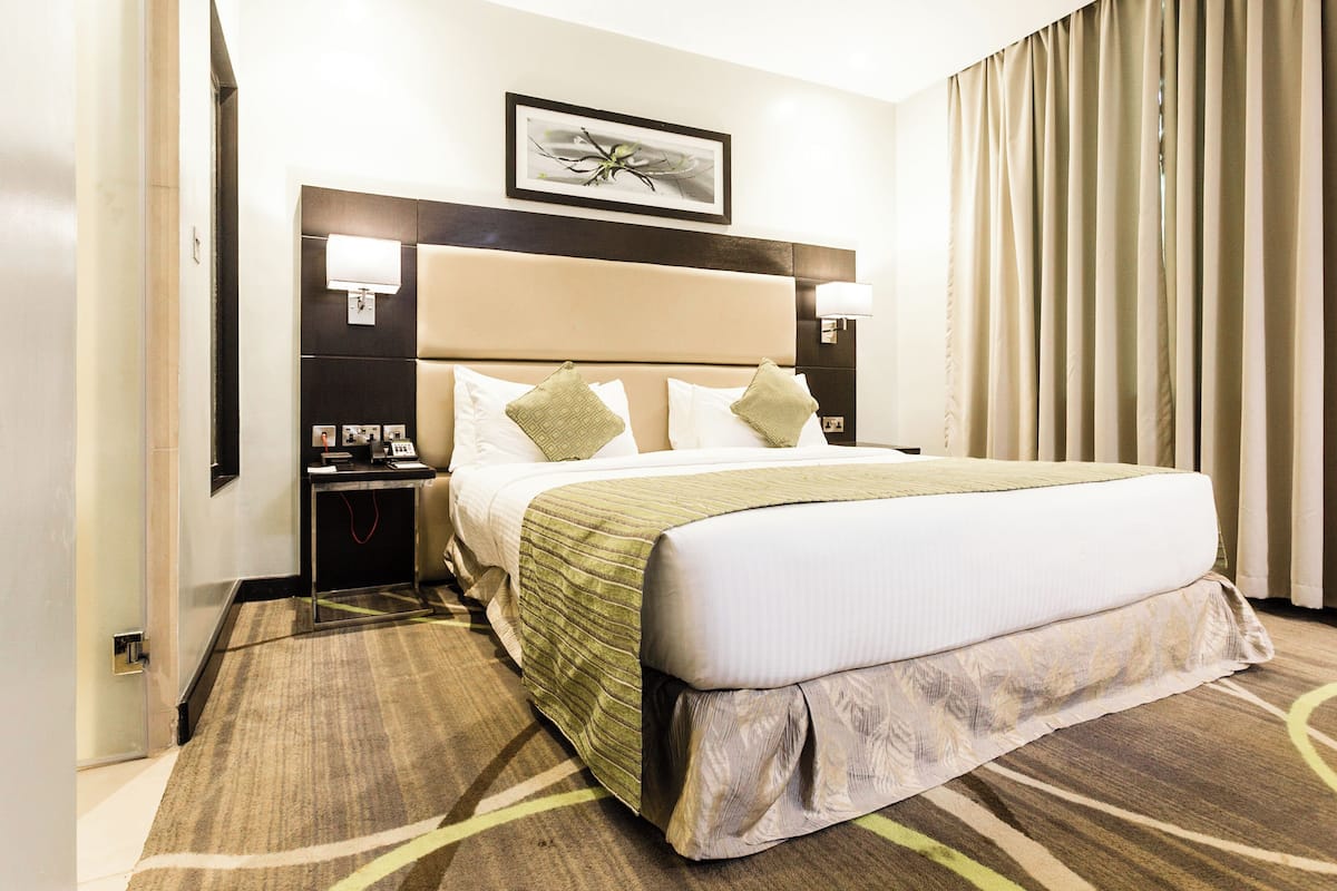 Standard Queen Room | Minibar, in-room safe, desk, laptop workspace