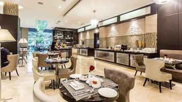 Se sirven desayunos y cocina internacional; con vista a la alberca