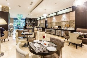 Se sirven desayunos y cocina internacional, junto a la piscina 