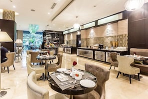 Breakfast, lunch, dinner served; international cuisine, pool views - Hotel Canaan Nairobi (Nairobi)