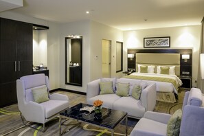 Executive Room, 1 King Bed | Living area