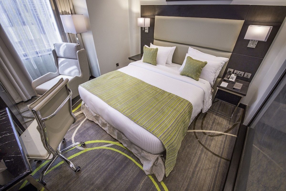 Executive King Room | Minibar, in-room safe, desk, laptop workspace