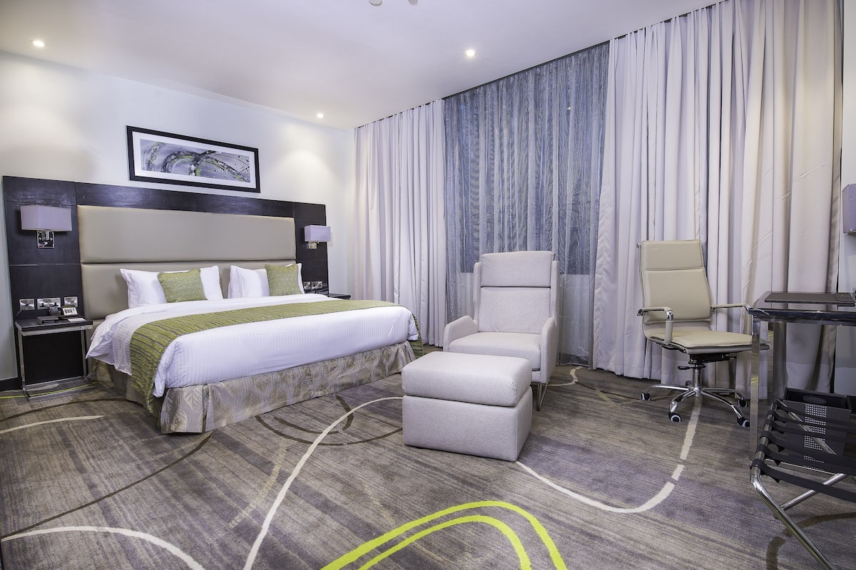 Minibar, in-room safe, desk, laptop workspace