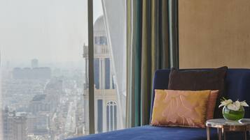 Hypo-allergenic bedding, minibar, in-room safe, desk