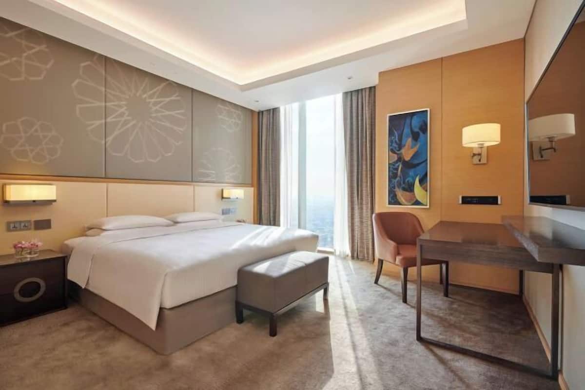 Hypo-allergenic bedding, minibar, in-room safe, desk