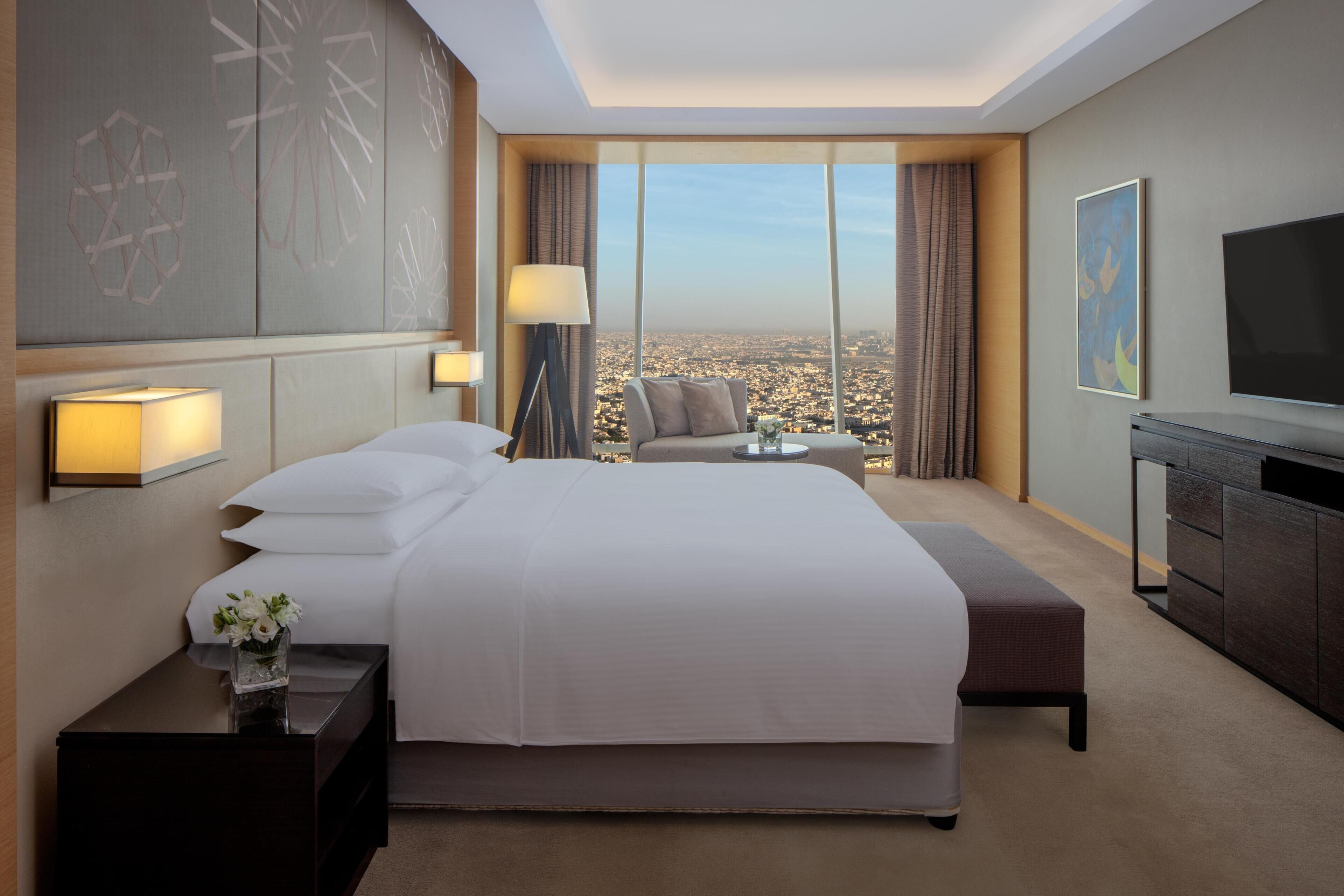 Premium Room, 1 King Bed | Hypo-allergenic bedding, minibar, in-room safe, desk
