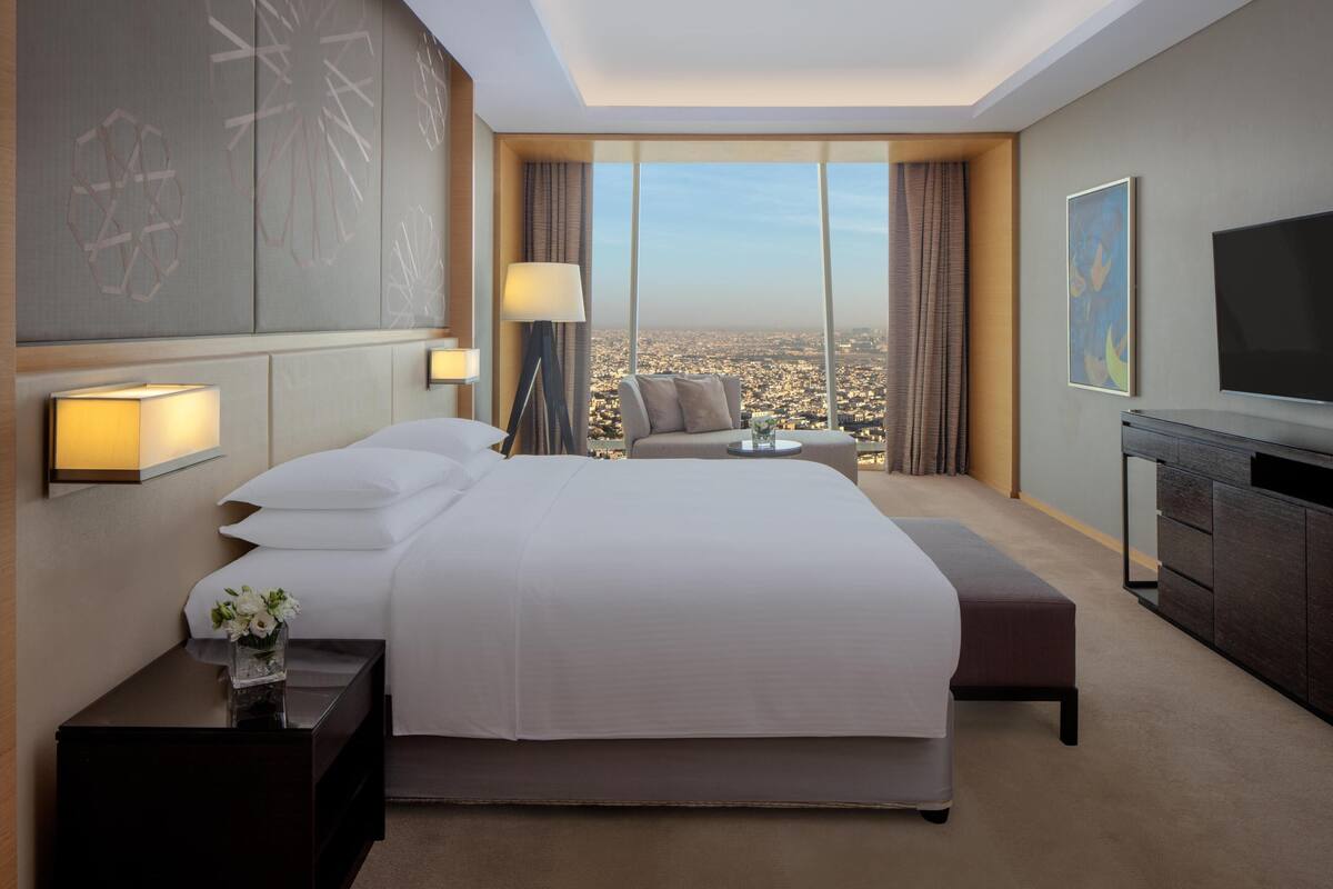 Premium Room, 1 King Bed | Hypo-allergenic bedding available, minibar, in-room safe, desk