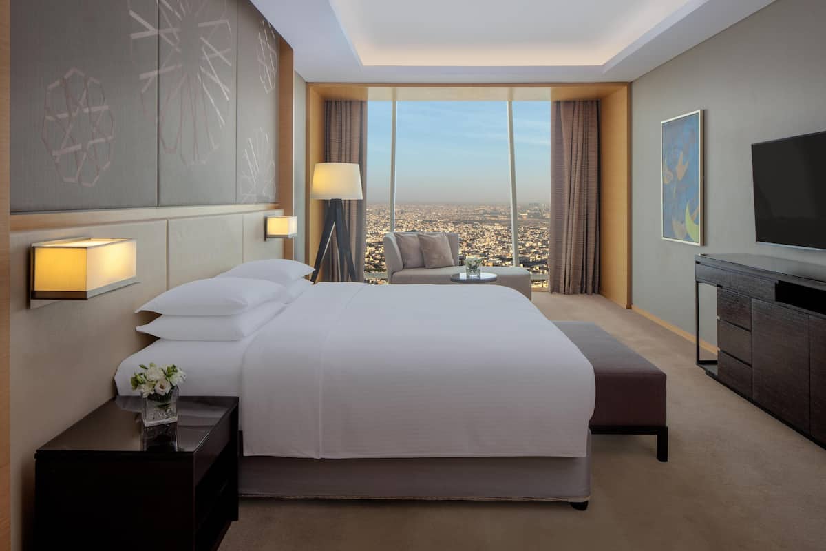 Premium Room, 1 King Bed | Hypo-allergenic bedding, minibar, in-room safe, desk