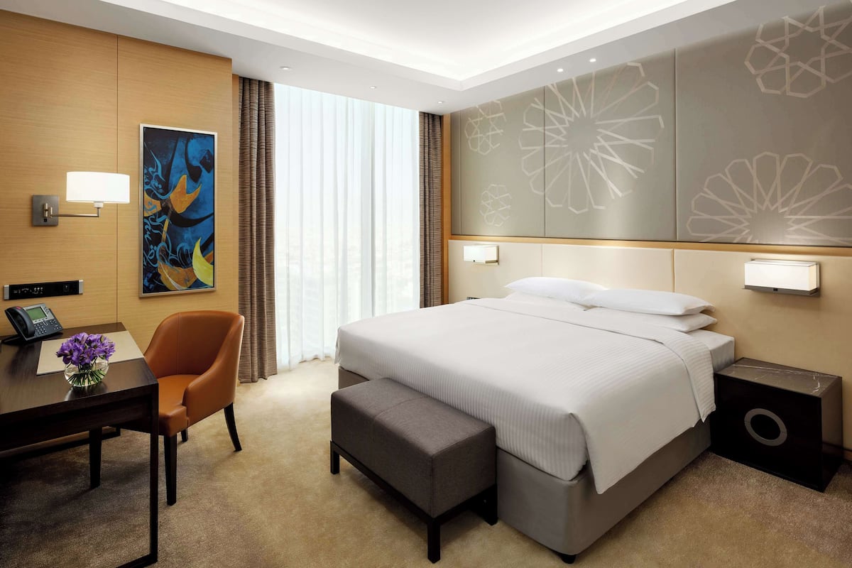 Hypo-allergenic bedding, minibar, in-room safe, desk