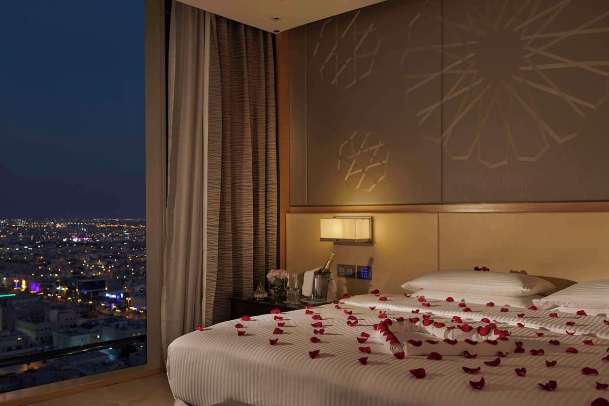 hypo-allergenic bedding, minibar, in-room safe, desk