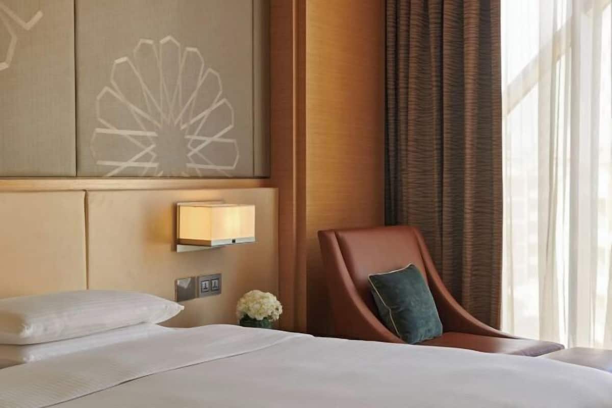Hypo-allergenic bedding, minibar, in-room safe, desk