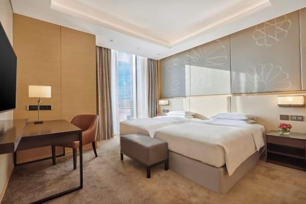 Hypo-allergenic bedding, minibar, in-room safe, desk