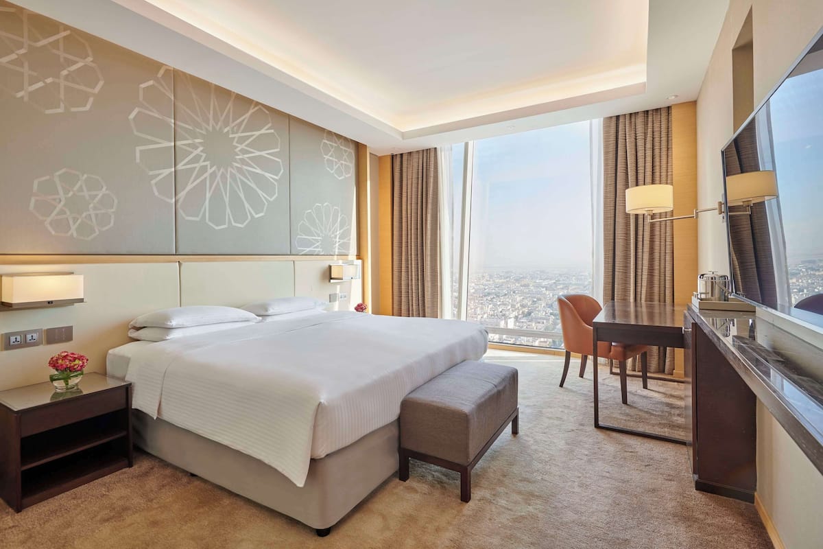 Hypo-allergenic bedding, minibar, in-room safe, desk