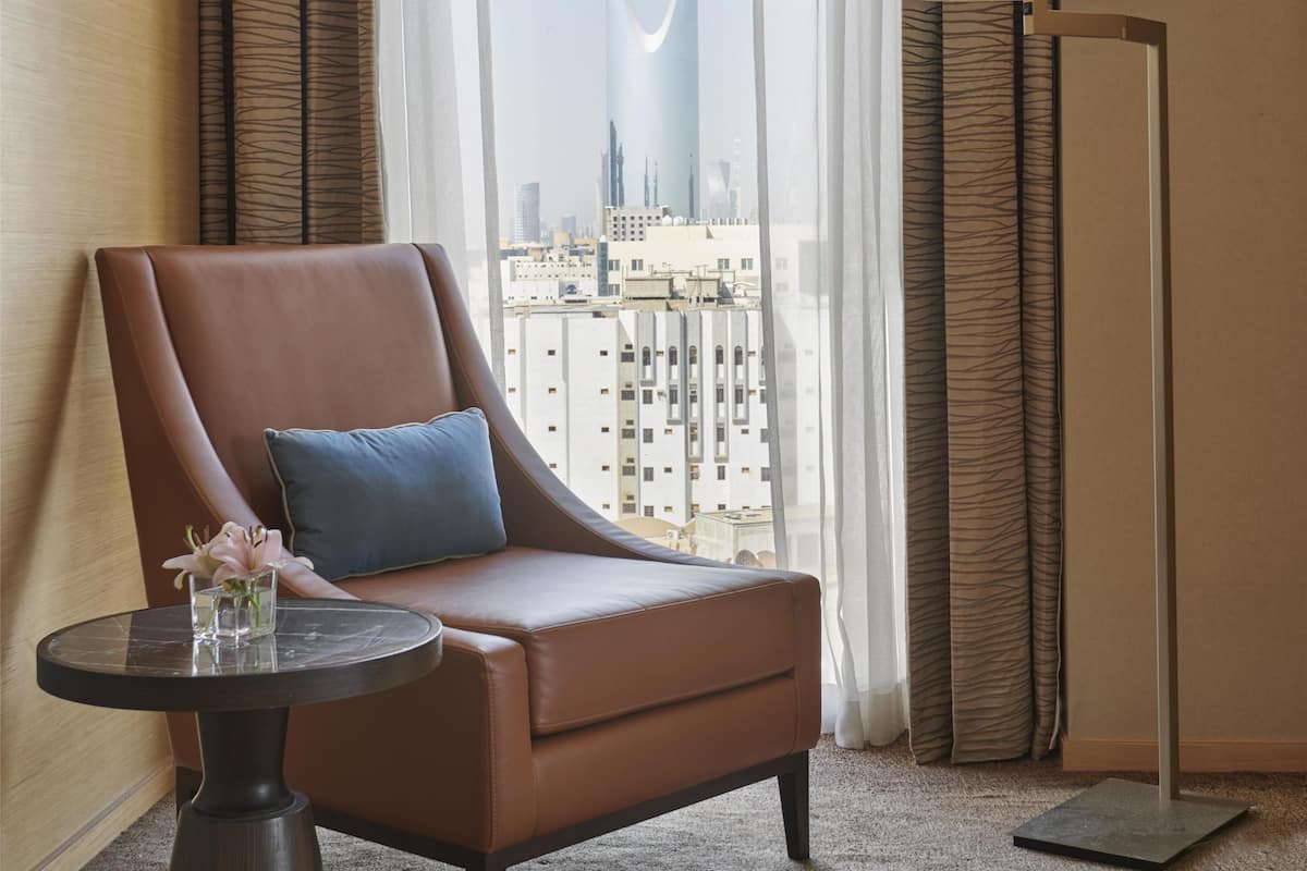 Deluxe Room, 1 King Bed | Hypo-allergenic bedding available, minibar, in-room safe, desk