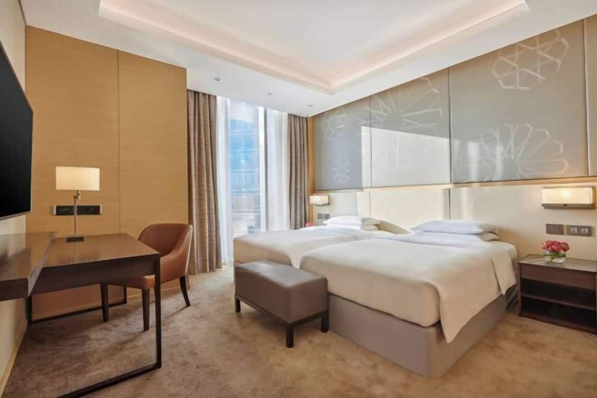 Hypo-allergenic bedding, minibar, in-room safe, desk