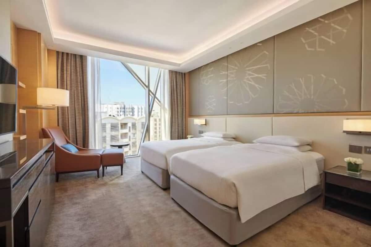 Hypo-allergenic bedding, minibar, in-room safe, desk