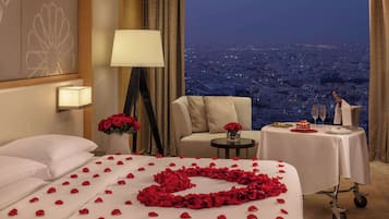 Seprai antialergi, minibar, brankas, dan meja kerja