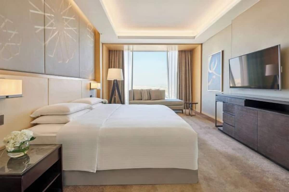 Hypo-allergenic bedding, minibar, in-room safe, desk