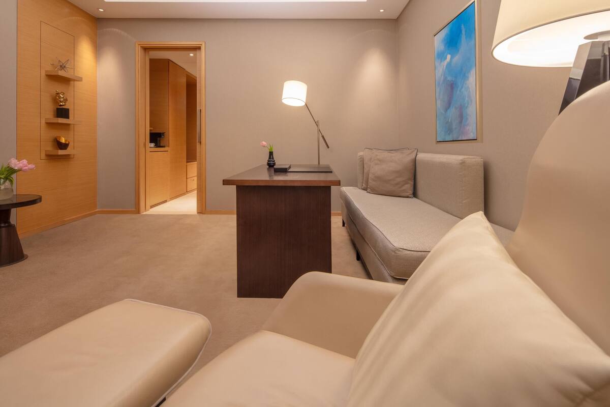 Premier Room, 1 King Bed | Hypo-allergenic bedding available, minibar, in-room safe, desk
