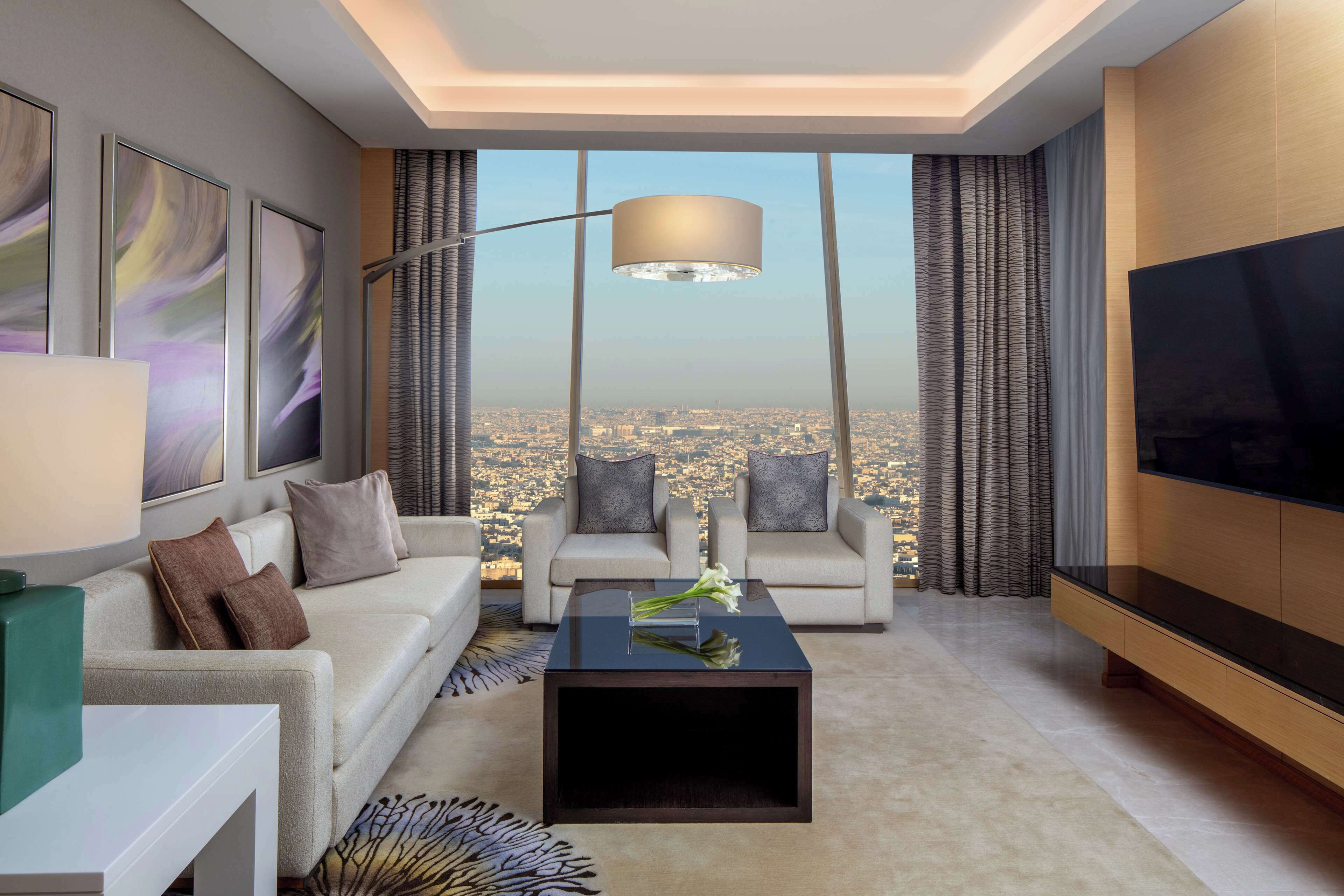 Allergivenligt sengetøj, minibar, pengeskab på værelset, skrivebord