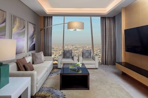 Hypo-allergenic bedding, minibar, in-room safe, desk