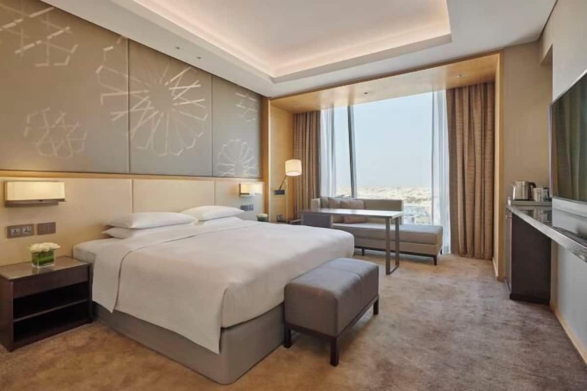 Hypo-allergenic bedding, minibar, in-room safe, desk