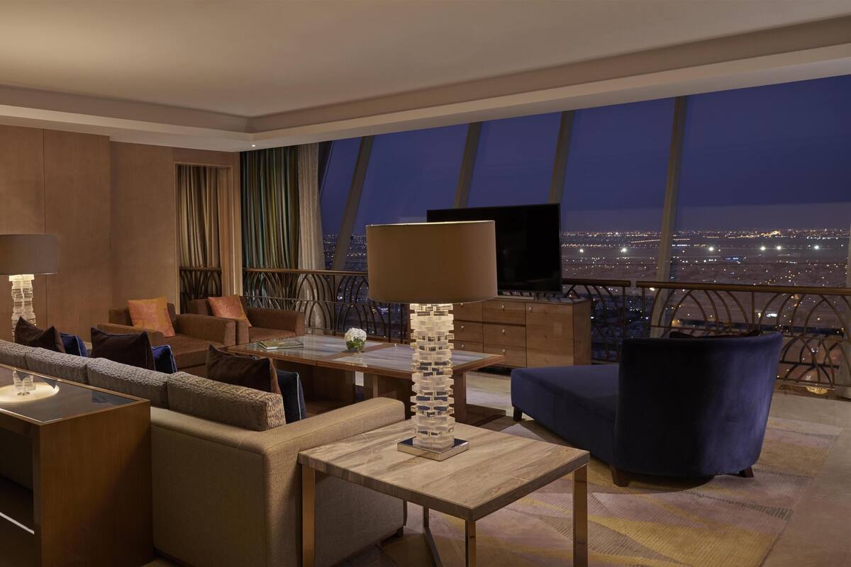 Royal Suite | Hypo-allergenic bedding available, minibar, in-room safe, desk
