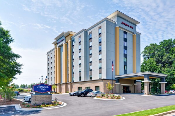 A Hampton Inn by Hilton hotel with a modern design, a covered entrance, and a landscaped driveway. - Hampton Inn Atlanta Kennesaw (Kennesaw)