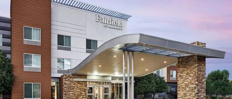 Un hotel Fairfield by Marriott con un diseño moderno, que cuenta con una entrada cubierta y fachada de piedra.
