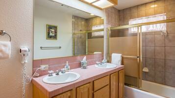 Premium Villa, 3 Bedrooms, Mountain View, Mountainside | Bathroom | Shower, hair dryer, towels