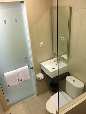 Habitación estándar con 2 camas individuales | Baño | Ducha, artículos de higiene personal gratuitos y secador de pelo