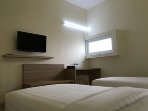 Habitación estándar con 2 camas individuales | Escritorio, camas supletorias, wifi gratis y ropa de cama