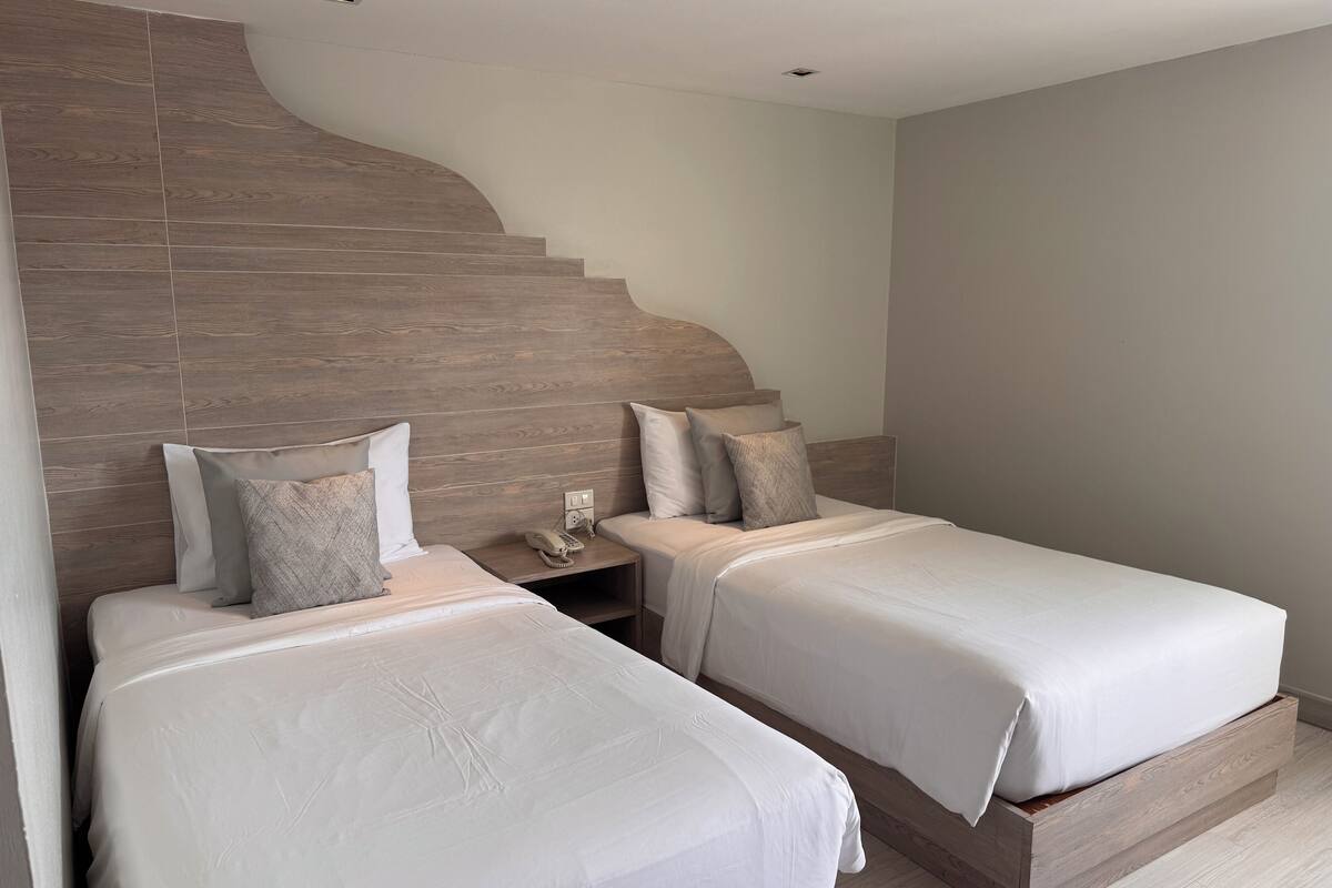 Standard Twin Room | 迷你吧贈品、房內夾萬、書桌、遮光窗簾/窗簾