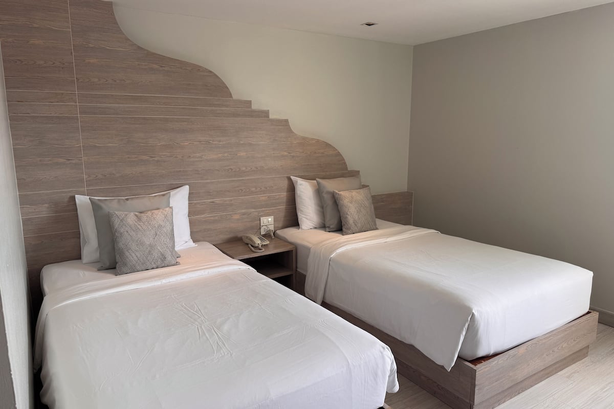 Artículos del minibar gratis y caja de seguridad en la habitación