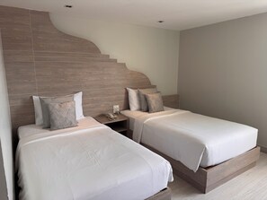 Standard Twin Room | Artículos del minibar gratis y caja de seguridad en la habitación