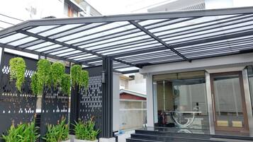 Vista frontal de la propiedad