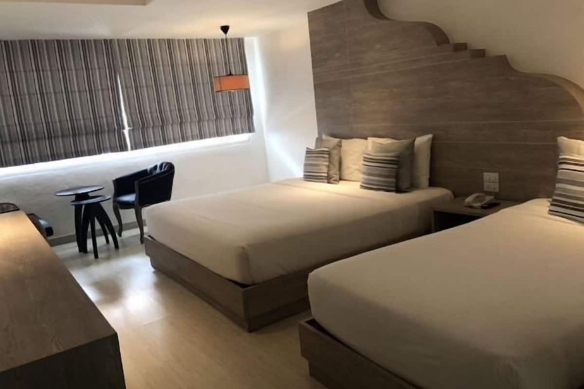 Minibar (mit einigen kostenlosen Artikeln), Zimmersafe, Schreibtisch