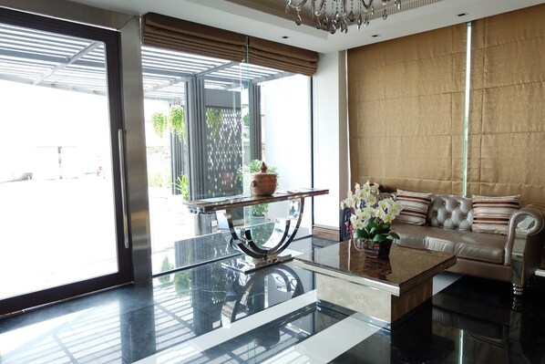 Lobby sitting area - Methavalai Residence (Bangkok)