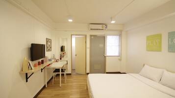 Standard Studio | Desk, free WiFi