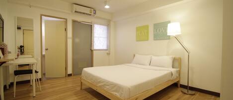 Standard Studio | Desk, free WiFi