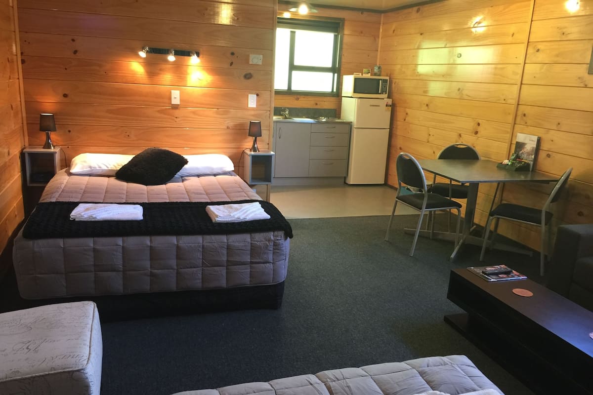 Studio Motel (No Seaview) | Private kitchen | Coffee/tea maker, fridge, microwave, stovetop