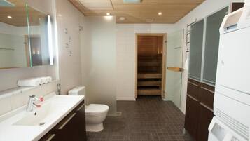 Shower, free toiletries, towels