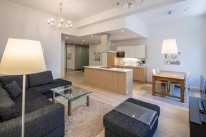 Työpöytä, äänieristys, silitysrauta/-lauta, ilmaiset vauvansängyt