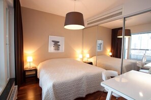 Desk, soundproofing, iron/ironing board, free cots/infant beds - Greymouth Motels & Seaview Apartments (Greymouth)