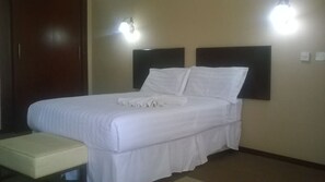Standard Double Room | In-room safe, desk, rollaway beds, free WiFi - Sahara Stones Hotel (Palapye)