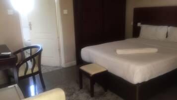 Chambre Double Standard | Coffres-forts dans les chambres, bureau, lits pliants/supplémentaires