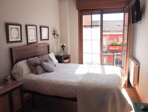 Desk, iron/ironing board, free cribs/infant beds, free WiFi - Hotel Rural la Concordia (Monzon de Campos)