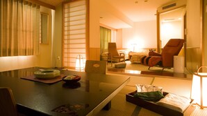 أغطية فراش متميزة وخزنة داخل الغرفة ومكتب وواي فاي مجانًا